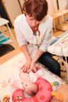 Ольга Игоревна Крюкова осматривает малыша на первичном приеме в нашей поликлинике